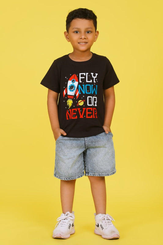 Knitting Doodles Pure cotton Boys' Black t-shirt with Fly now or never print- Black